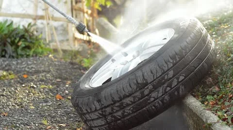 Clean a car wheel 스톡 동영상 10685132