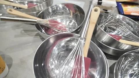 Clean corollas are prepared for work 動画素材 171462989