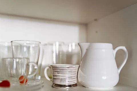 Clean dishes and tableware on white shelf Stockfoto's