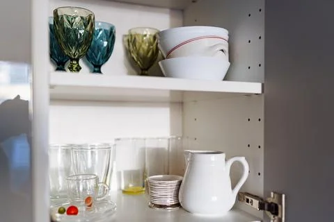Clean dishes and tableware on white shelf 库存照片
