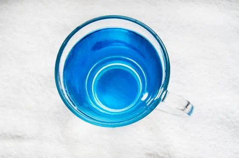 Clean drinking water with bubbles in a clear blue glass Foto stock