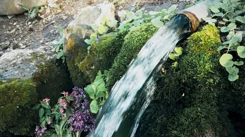 Clean drinking water comes out of the pipe in summer time Vídeo Stock 108727948