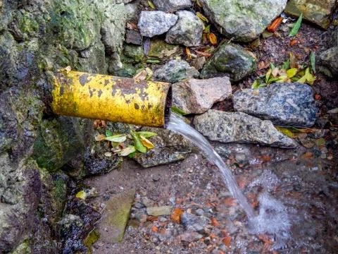 Clean drinking water spring flows from the pipe Foto stock