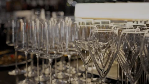 A clean glass goblet. Vidéo 329916195