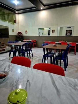 A clean Indonesian diner with a marble table setup. Foto stock