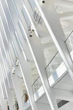 Clean modern architecture inside train station New York City white ribs going up Foto stock