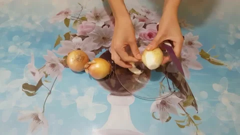 Clean onion with a knife Vídeo Stock 137194457