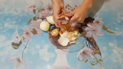 Clean onion with a knife Vídeos de archivo 137194552