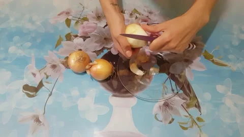Clean onion with a knife Видео 137194619
