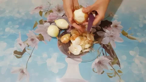 Clean onions Stock Footage 137194384