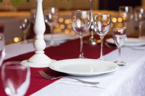 Clean plate on table in restaurant Foto stock