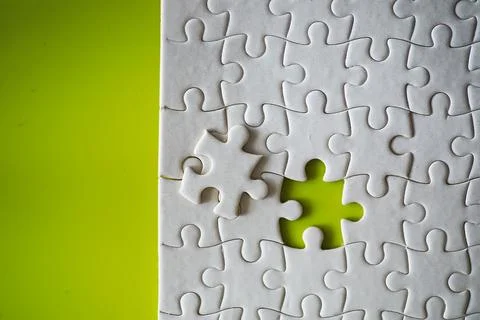Clean puzzle elements on the background. Empty puzzle piece on the table. T.. Foto stock