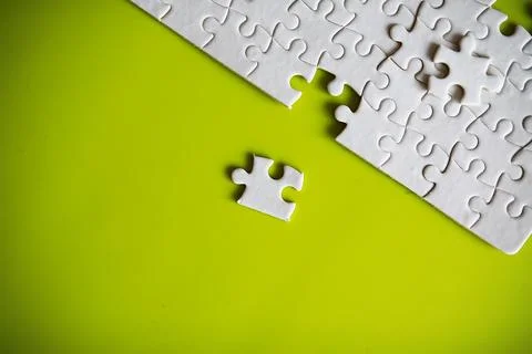 Clean puzzle elements on the background. Empty puzzle piece on the table. T.. Foto stock