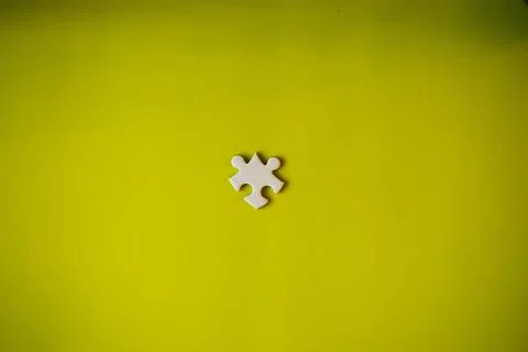 Clean puzzle elements on the background. Empty puzzle piece on the table. T.. Foto stock