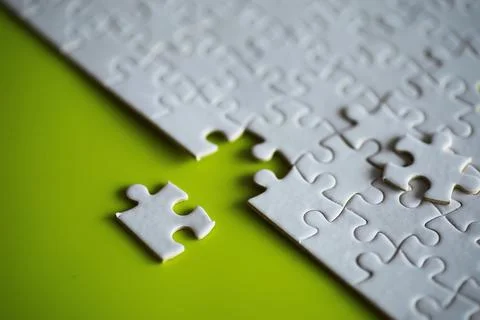 Clean puzzle elements on the background. Empty puzzle piece on the table. T.. Foto stock