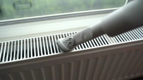 Clean the room with a vacuum cleaner 库存影片 115369983