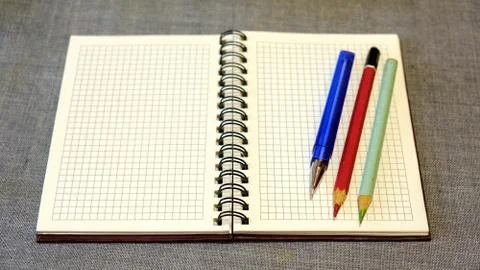 Clean sheet of notebook paper and a pencil with a pen Stockfoto's