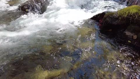 A clean stream flowing with enthusiasm and fury, 4K Stockbeeldmateriaal 162177212