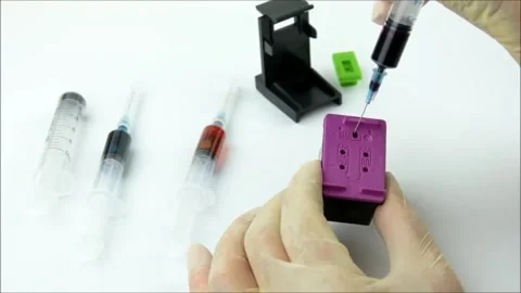 Clean Syringe Injection of Ink into Printer Cartridge Opening Vídeos de archivo 319981102