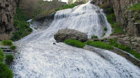 Clean Thermal Waterfall, Arpa River in Jermuk, Armenia 1 Vidéo 90093836