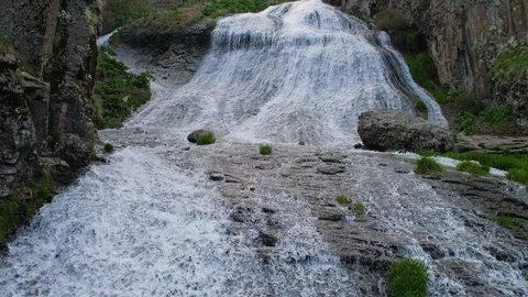 Clean Thermal Waterfall, Arpa River in Jermuk, Armenia 8 Vidéo 90095058