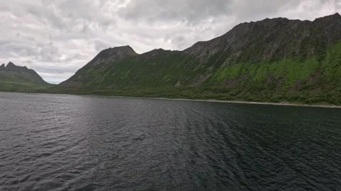 Clean view sailing along lush green mountain ridge in Gryllefjord Norway Vídeos de archivo 342755819