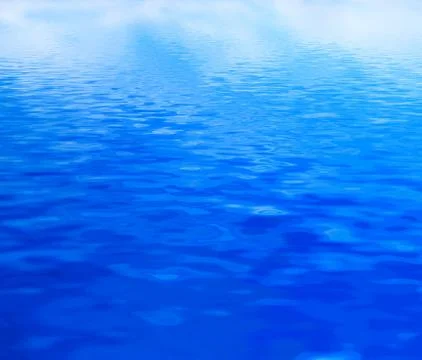 Clean water background with calm waves. Blue sky reflection Foto stock