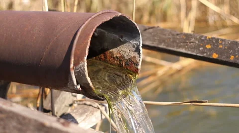Clean water flows from a rusty pipe 库存影片 44226305