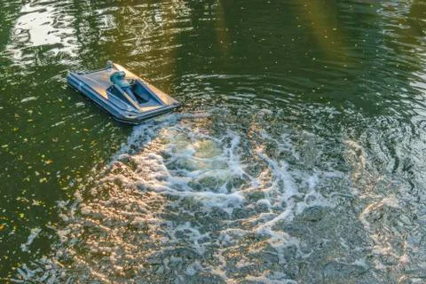Clean Water Machine at Pond Stock-Fotos