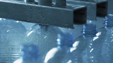 Clean water in plastic bottle moves through conveyor factory. Mineral Water Vídeos de archivo 334587406