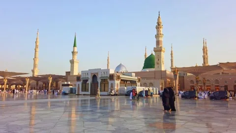 Cleaners use scrubbing machines  at the compound of  Masjid Al Nabawi  Mosque Vídeo Stock 297928284