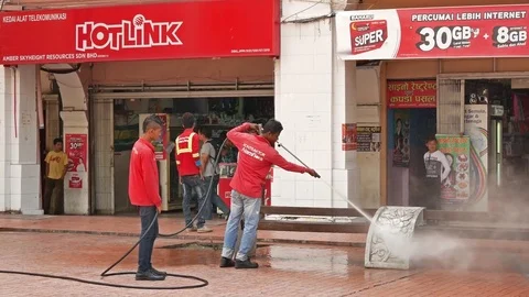 Cleaners using high pressure water to washing the public bench. 動画素材 80856719