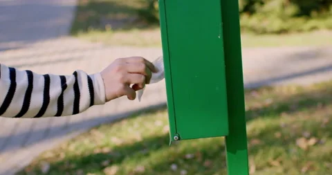 Cleaning after pets on a walk Vidéo 238854553