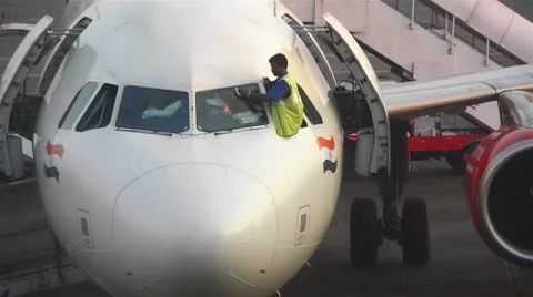 Cleaning an airplane´s window Video stock 10792144