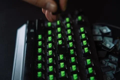 Cleaning and disassembling the keyboard. Removing keycaps puller for keycaps Stock-Fotos