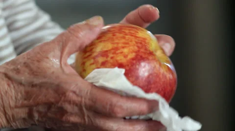 Cleaning an apple 動画素材 32705661