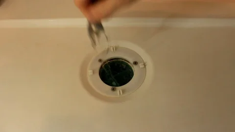 Cleaning bath plug hole Vídeos de archivo 86572020
