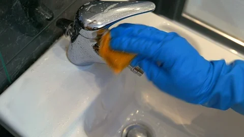 Cleaning the bathroom 스톡 동영상 106625174