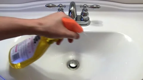 Cleaning bathroom sink; 2 Video stock 10785562