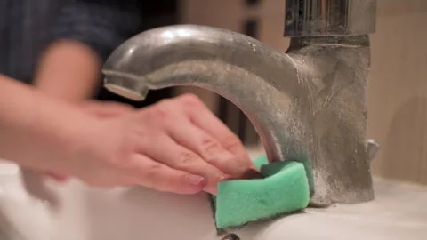 Cleaning a bathroom sink with a sponge Video stock 347371642