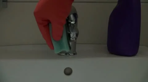 Cleaning bathroom with sponge Video stock 20461172