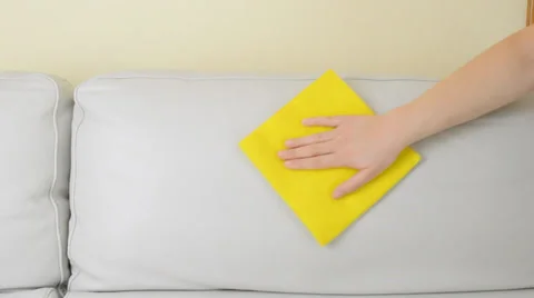 Cleaning a beige sofa Vidéo 37818721