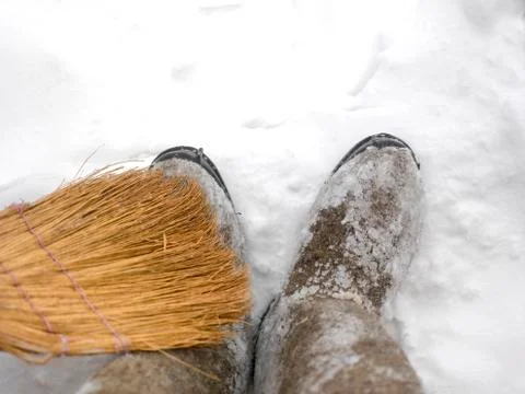 Cleaning Boots From Snow 库存照片