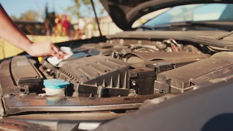 Cleaning the car engine compartment from dirt with wet wipes. Caring for the Vidéo 255634350