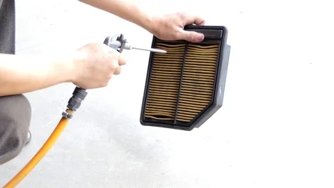 Cleaning car engine filter. Video stock 80455081