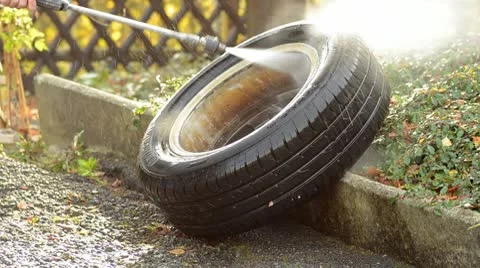 Cleaning a car wheel 스톡 동영상 10685118