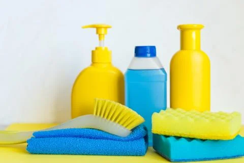 Cleaning concept with various plastic bottles and canisters on white backgrou Foto stock