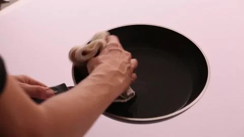 Cleaning a cooking pan Video stock 133811475