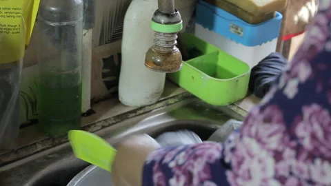Cleaning cooking utensils. Stock-Footage 289827938