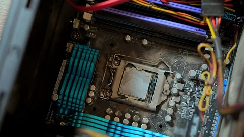 Cleaning the CPU from dust with a vacuum cleaner. Видео 105397683